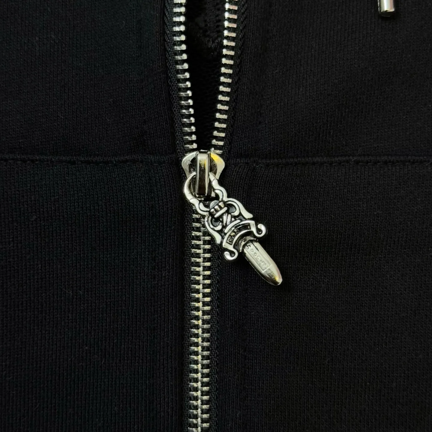 P310 Chrome Hearts Miami limited-edition horseshoe embroidered leather label hooded jacket, the same style at ChromeHearts counters. Made of 430g double-strand double yarn pure cotton terry fabric. The original custom hardware zippers are restored in place. The handle is very textured. Three-dimensional and atmospheric. Versatile and easy to wear in autumn. Simple and elegant. It adopts the os version. The upper body effect is great. Suitable for all body types. Soft and comfortable. CH Sanskrit embroidered letters on the front and large horseshoe Sanskrit leather label on the back. The small mark on the hem is the finishing touch. It is machine washable. It will not fade or deform. It has complete accessories. Original mold opening. Perfect restoration. ZP 2:1. Same style for men and women. Versatile and not picky. Size: s m l xl. Color: black